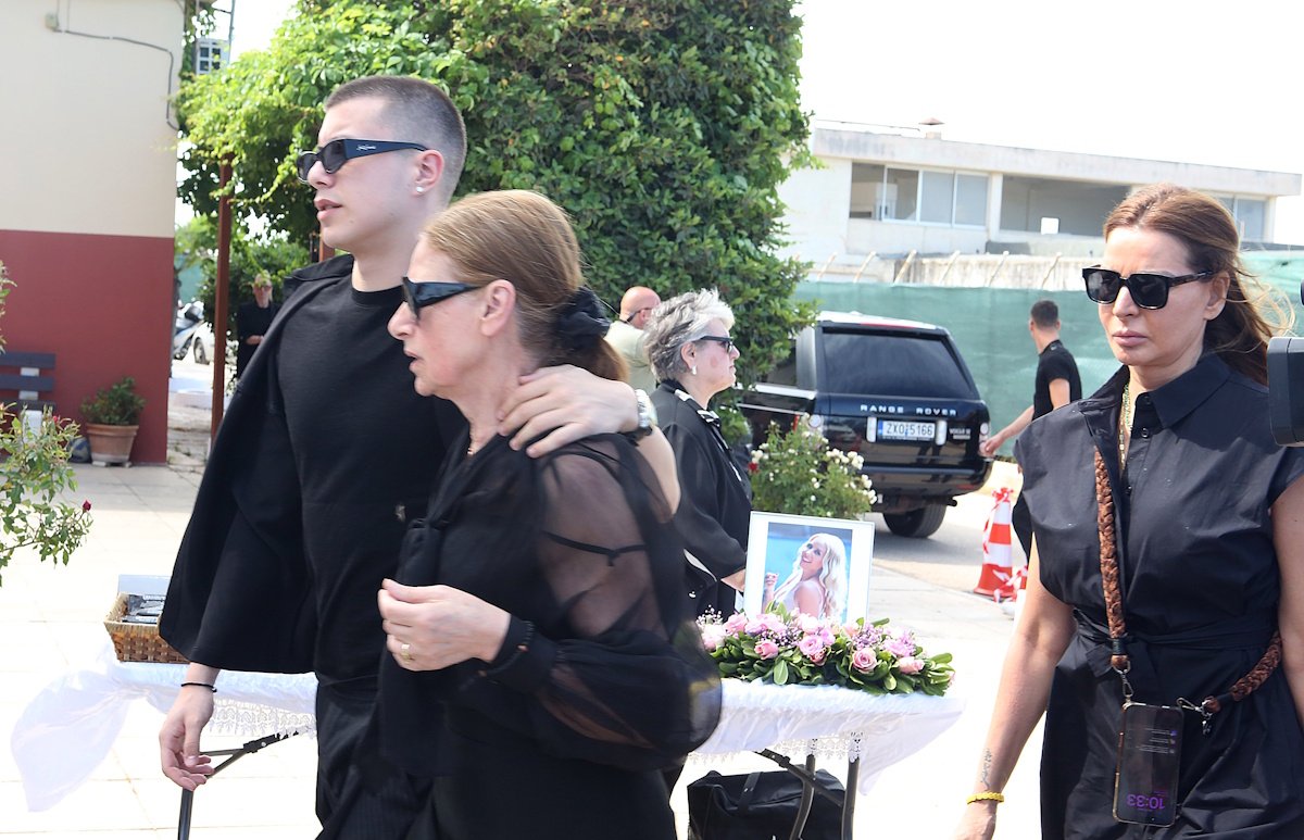 Κηδεία Μαστροκώστα: Σπάραξε η μητέρα της πάνω από το φέρετρο – «Καλώς το λουλούδι μου»