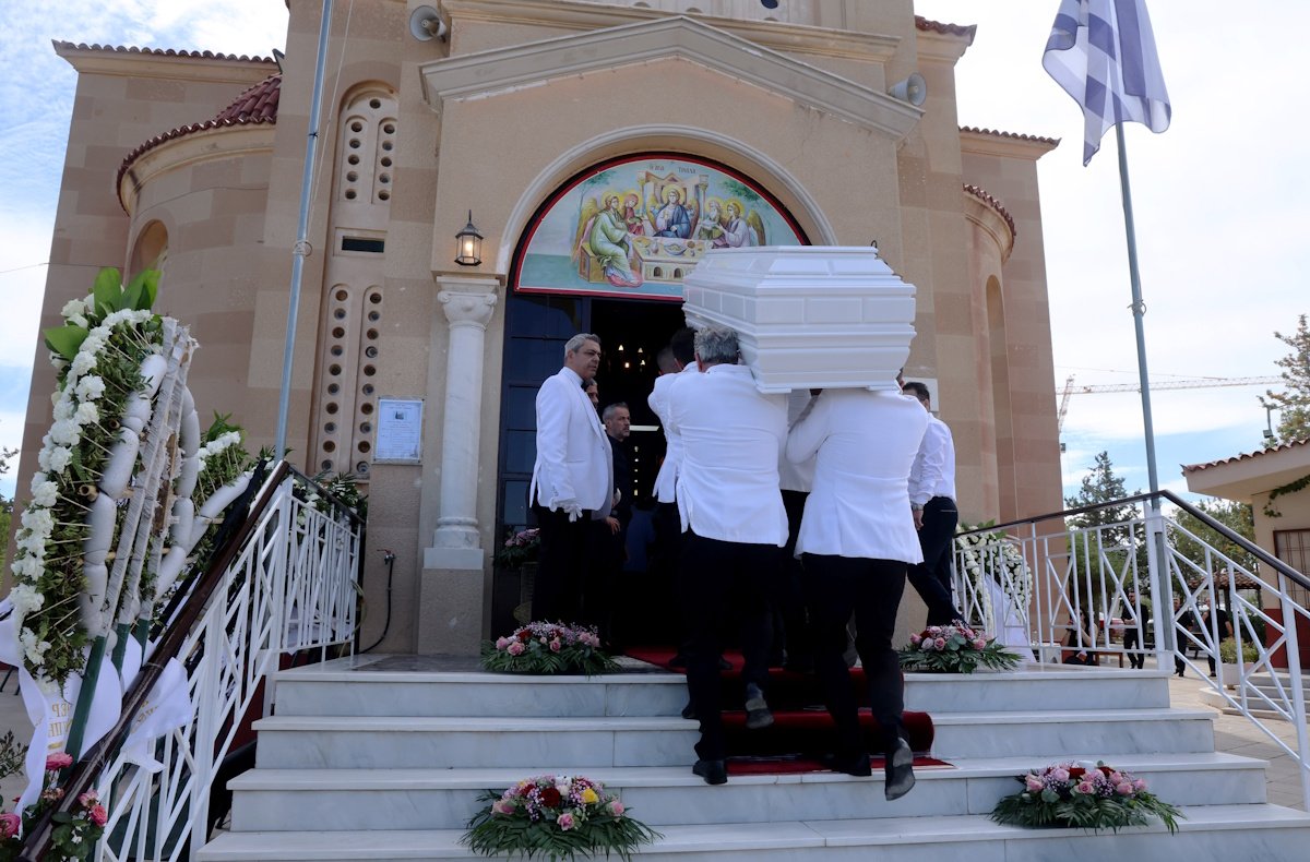 Κηδεία Μαστροκώστα: Σπάραξε η μητέρα της πάνω από το φέρετρο – «Καλώς το λουλούδι μου»