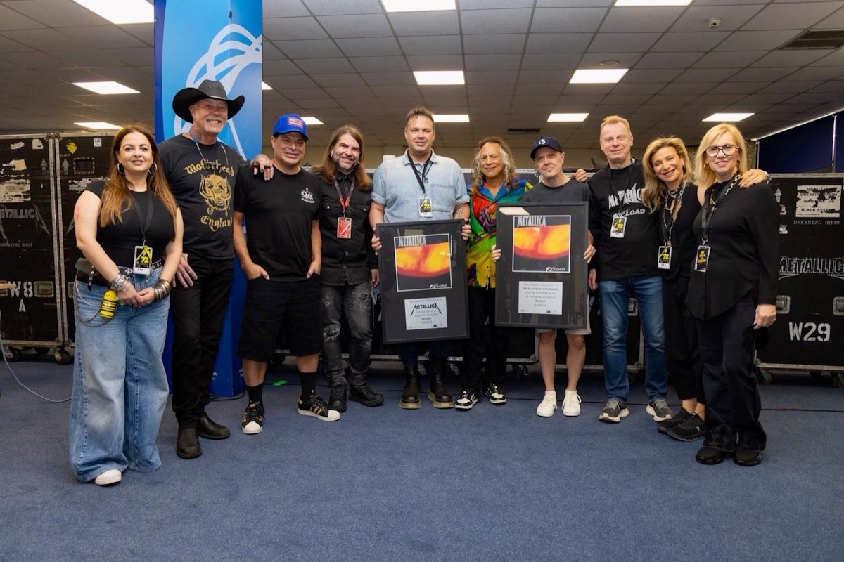 Η τιμητική πλακέτα της Minos EMI στους Metallica για το άλμπουμ «Reload»