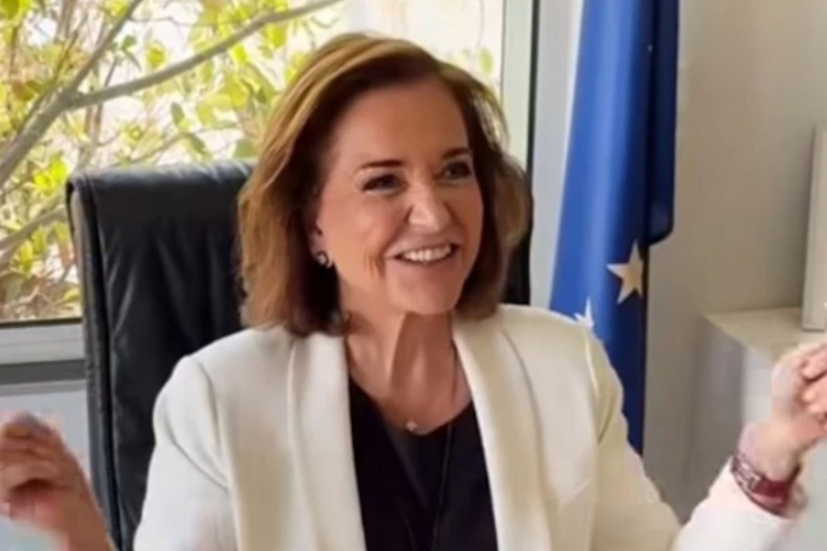 Ντόρα Μπακογιάννη: Έσβησε 72 κεράκια με τρεις τούρτες και… «σοκολατάκι»