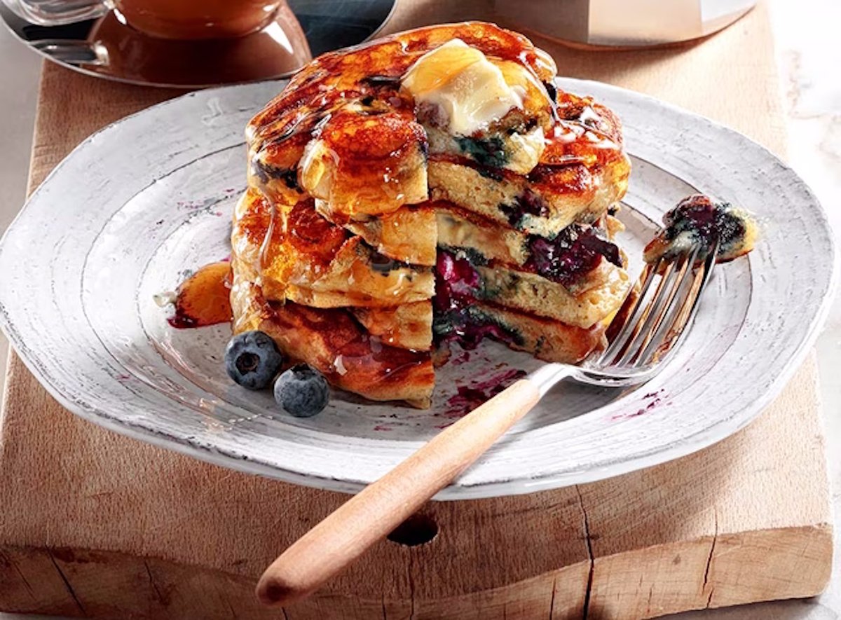 Συνταγή: Τα πιο αφράτα pancakes με γιαούρτι και blueberry