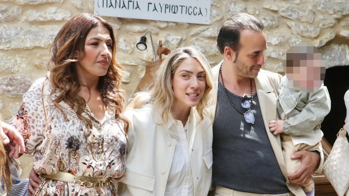 Πάνος Μουζουράκης – Μαριλού Κόζαρη: Βάφτισαν τον γιο τους με νονά την Έλενα Παπαρίζου