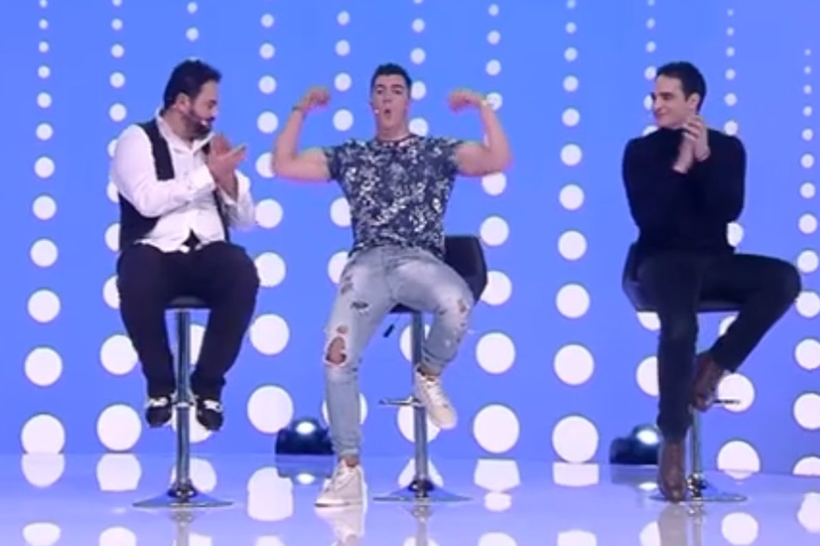 Αθάνατη TV στιγμή: Ο μυθικός «Αγάπη μόνο» με τα ρουφηχτά φιλιά στα μπράτσα!
