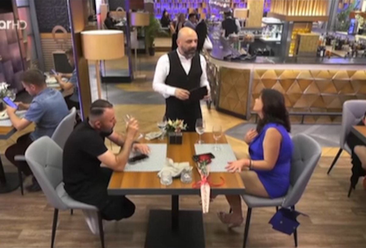 First Dates: Το πιο αποτυχημένο ραντεβού ever και η άβολη στιγμή που την άφησε να πληρώσει – «Η κοπέλα στις μέρες μας είναι ο άντρας της σχέσης»