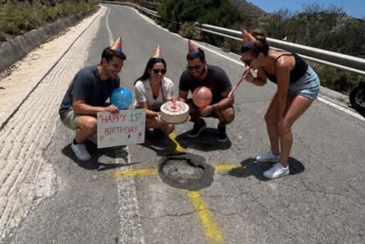Για γέλια και για… κλάματα! Έκαναν γενέθλια σε λακκούβα 12 μηνών σε δρόμο στα Χανιά
