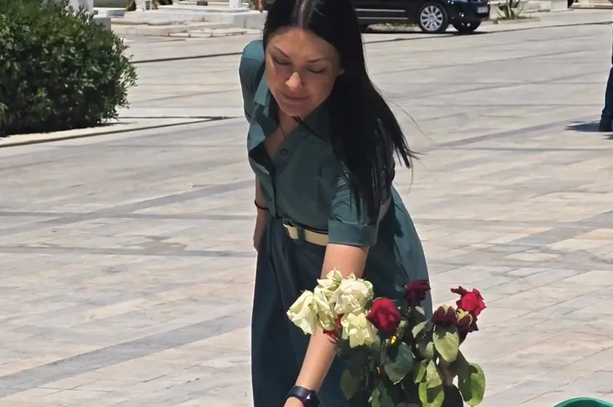 Viral έγινε το «Αχ, Αντρέα» της Νάντιας Γιαννακοπούλου στον τάφο του Παπανδρέου – «Λες και τον έζησε, ήταν 10 χρονών!»