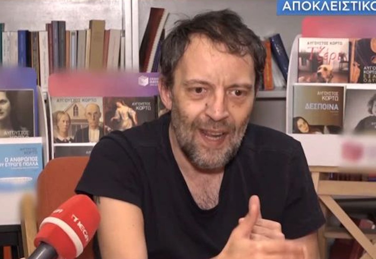 Αύγουστος Κορτώ: «Δεν πλήττεται κανείς από το Pride και τον έρωτα δύο αγοριών ή κοριτσιών»