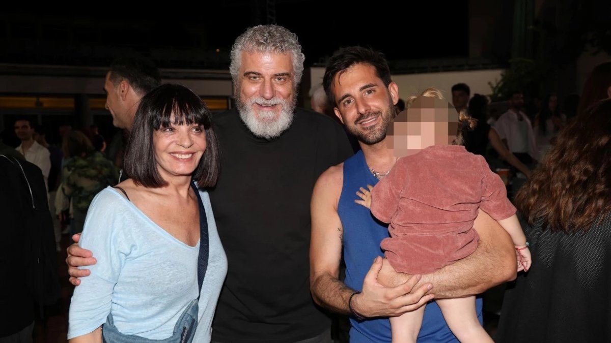 Γιώργος Λιβάνης: Το τρυφερό στιγμιότυπο με τον γιο του, Γεράσιμο στην πρόβα τζενεράλε του «Του Αγοριού Απέναντι»
