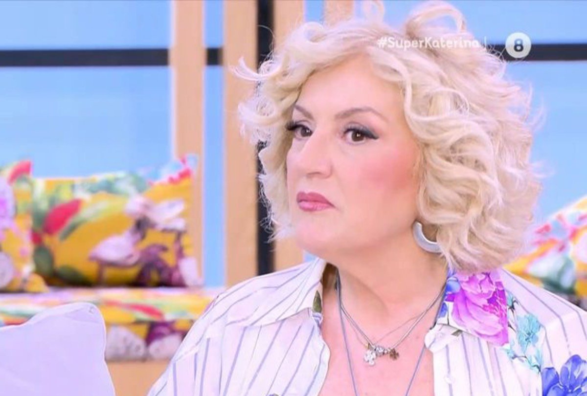Υρώ Μανέ: «Μ’ αρέσει που με ‘χει ταυτίσει ο κόσμος με την κωμωδία – Η συνεργασία με την κόρη μου ήταν μια παράξενη εμπειρία»