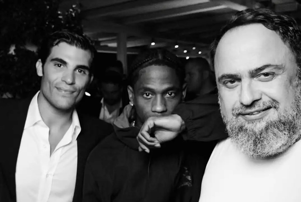 Χαμός στα Ποσειδώνια! Ο Travis Scott τραγούδησε στο πάρτι του Βαγγέλη Μαρινάκη