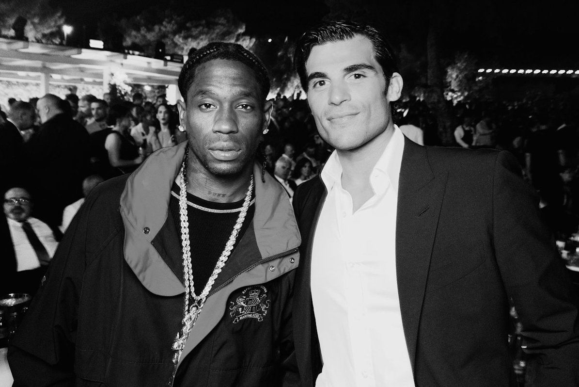 Βραδιά – υπερπαραγωγή στα Ποσειδώνια! Ο Travis Scott τραγούδησε στο πάρτι του Βαγγέλη Μαρινάκη