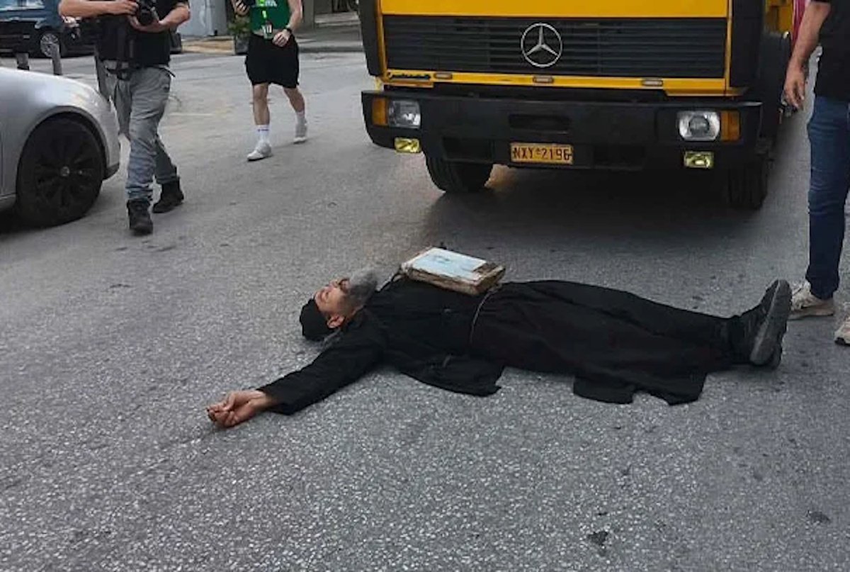 Απρόοπτο στο Pride Θεσσαλονίκης – Ρασοφόρος ξάπλωσε μπροστά από άρμα και φώναζε «Μετανοείτε»