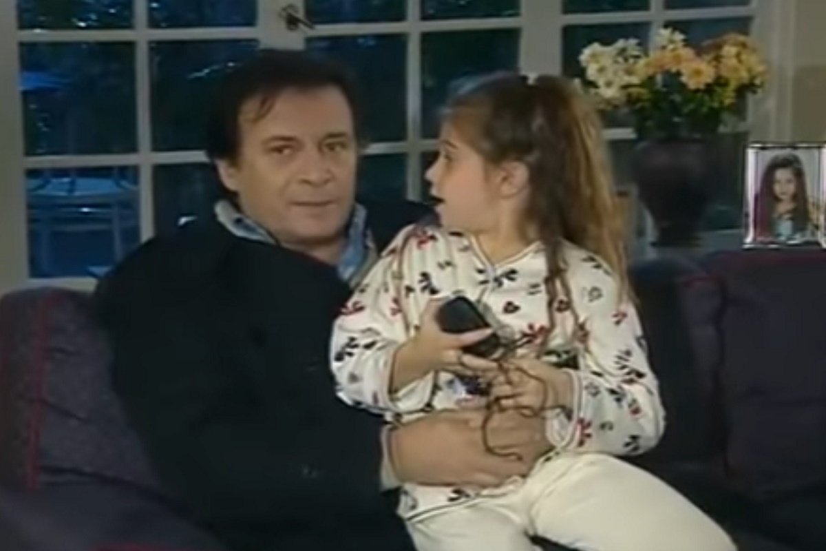 Γιορτή του Πατέρα: Αν μεγάλωσες στα 90s, αυτός ήταν ο πατέρας που δεν θα ξεχάσεις ποτέ – Ο Κώστας Καρράς στο «Πάτερ Ημών»!