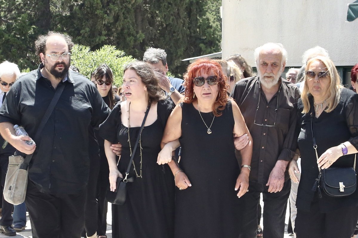 Βαρύ πένθος στο τελευταίο αντίο στον Σωτήρη Τσόγκα – Συντετριμμένη η Μαίρη Ραζή στο Κοιμητήριο Ζωγράφου