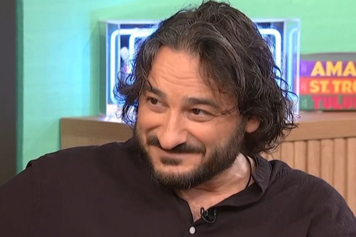 Βασίλης Χαραλαμπόπουλος: Λύγισε μιλώντας για την απώλεια του πατέρα του – «Είμαι λιγάκι ευσυγκίνητος…»