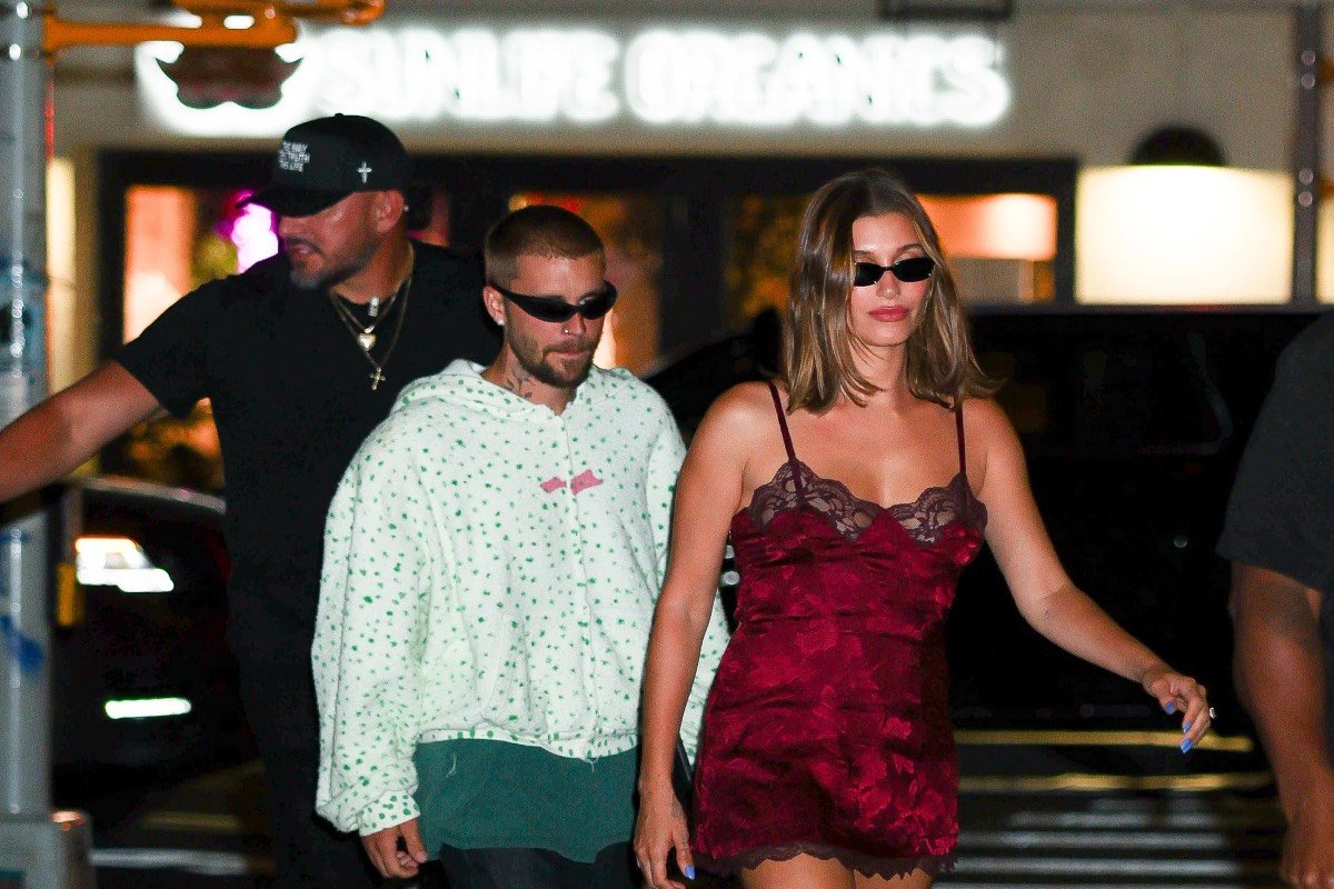 Justin και Hailey Bieber στις Σπέτσες: Το γεύμα χωρίς κράτηση, η βόλτα στο λιμάνι και τα νέα στιγμιότυπα