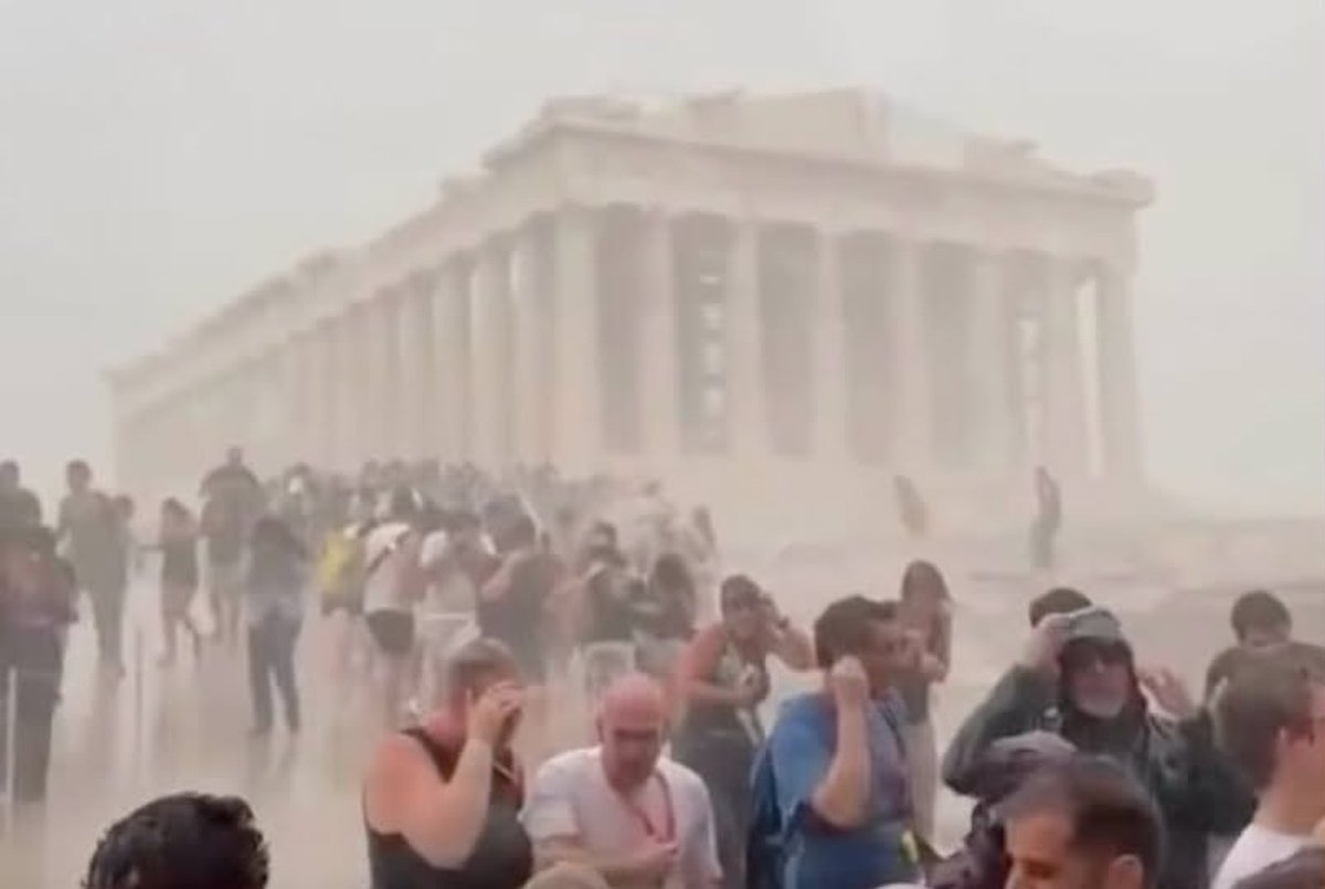 Οι ακραίες καιρικές συνθήκες «έπληξαν» και τους τουρίστες στην Ακρόπολη – Έτρεχαν να καλυφθούν από τα έντονα φαινόμενα