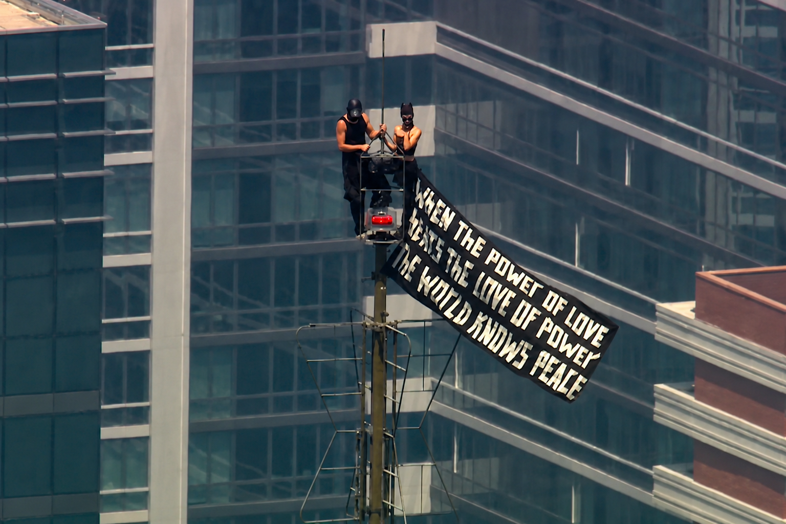 Empire State Building: Πώς μια παράνομη ανάβαση έγινε η πιο σύγχρονη ιστορία αγάπης