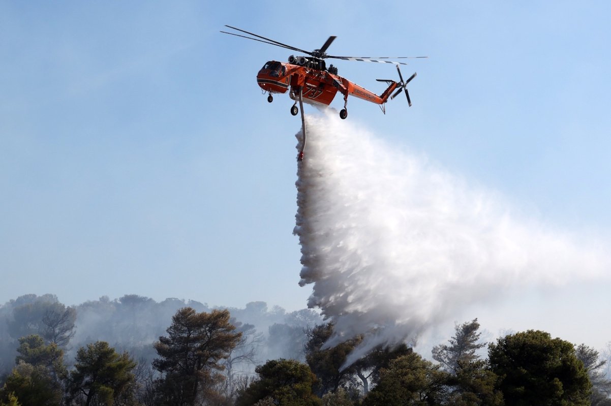 Πυρκαγιά στο Γαζί Ηρακλείου – Επιχειρούν επίγειες δυνάμεις και ελικόπτερο