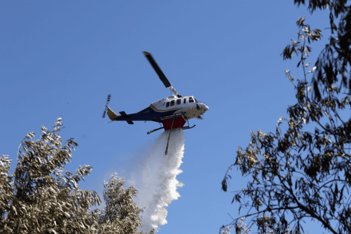 Φωτιά στην Κορινθία: 42 πυροσβέστες και τρία ελικόπτερα στη μάχη με τις φλόγες
