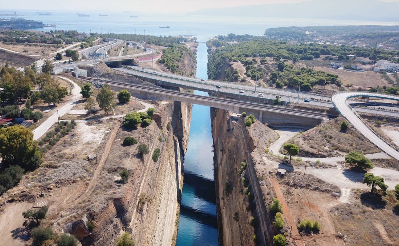 Σοκ στην Κόρινθο: Νεκρή γυναίκα εντοπίστηκε να επιπλέει στον Ισθμό