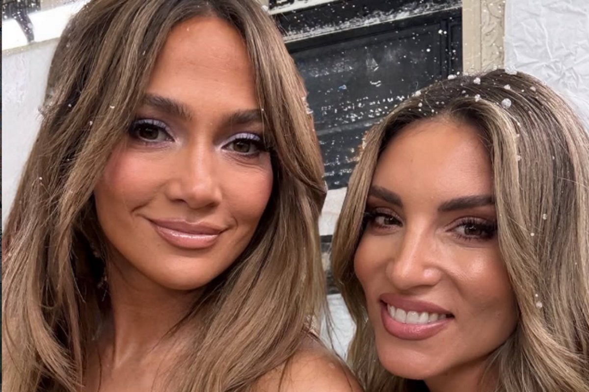 Αθηνά Οικονομάκου: Έβγαλε selfie με την Τζένιφερ Λόπεζ στο Παρίσι – «Τσιμπήστε με»