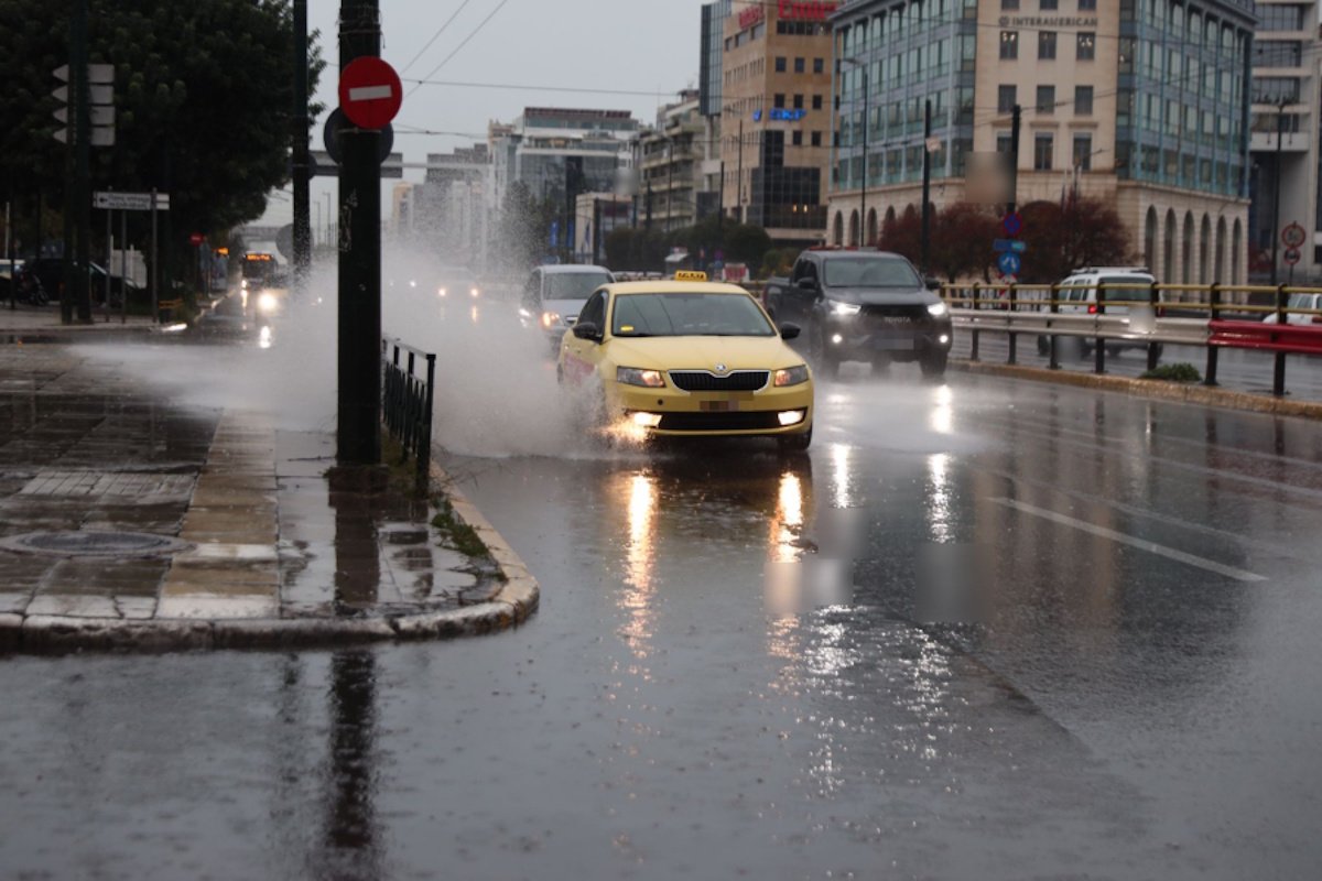 Κακοκαιρία: Χαλάζι και ισχυρή καταιγίδα «χτυπούν» την Αττική