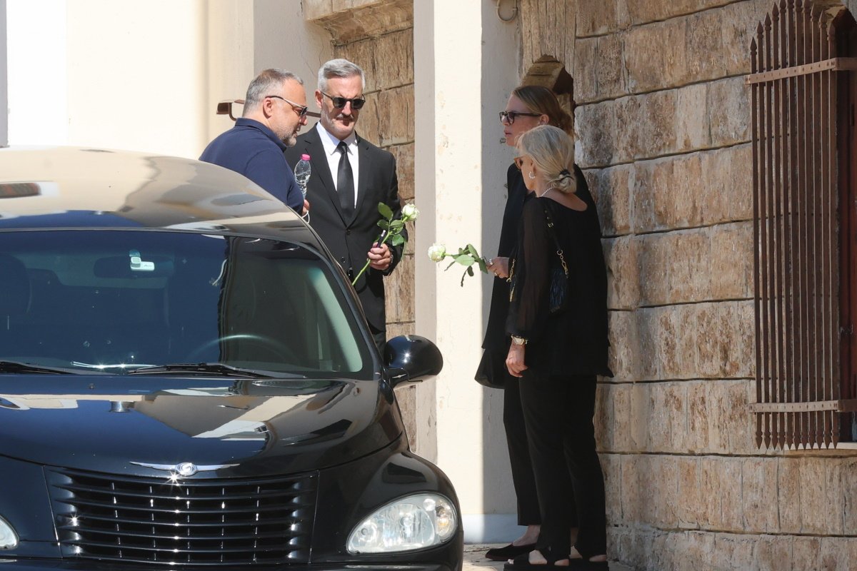 Λορέντζο Καριέρε: Το τελευταίο «αντίο» σε κλίμα συγκίνησης – Με ένα τριαντάφυλλο στο χέρι η Έλενα Κατραβά