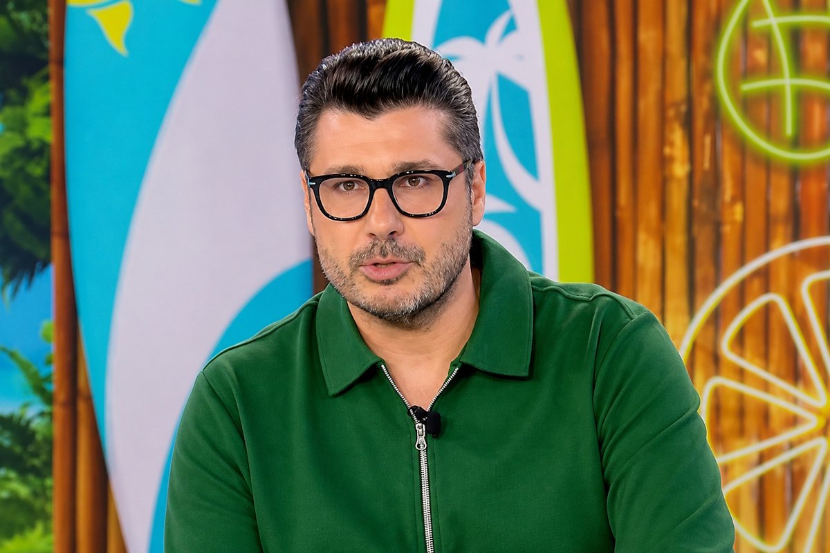 Λάμπρος Κωνσταντάρας: «Καμαρώστε μια μ@λ@κισμ@νη» – Έξω φρενών ο δημοσιογράφος στο κέντρο της Γλυφάδας