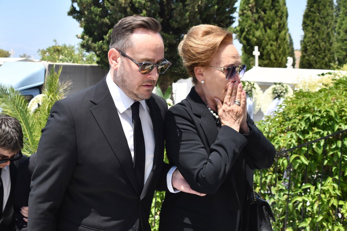 Βασίλης Λεβέντης: Σε κλίμα οδύνης το τελευταίο «αντίο» – Ράκος η σύζυγός του,  Νατάσα Μεντεσίδου