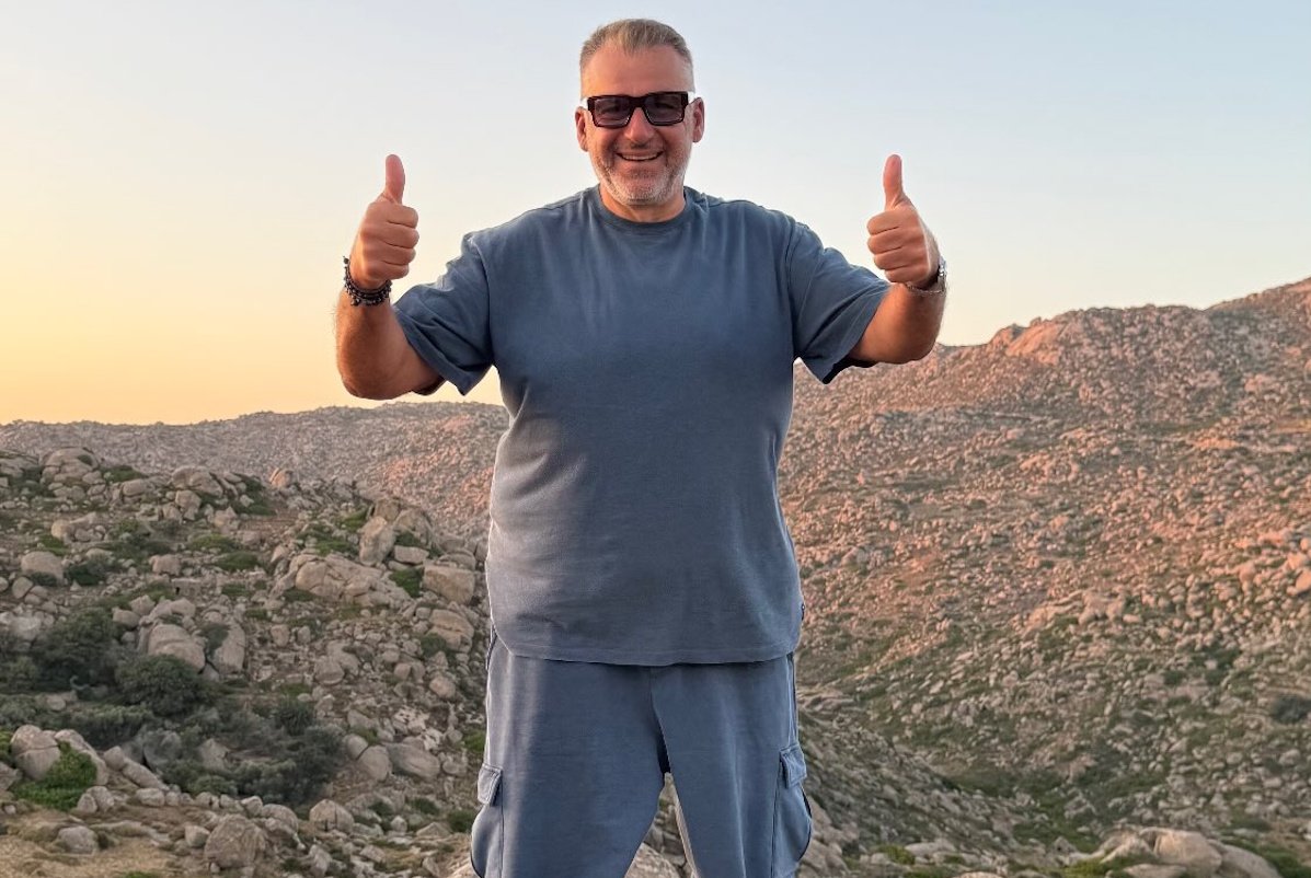 Γιώργος Λιάγκας: «Εδώ… στο φουσκωτό» – Η χαλαρή πόζα μέσα στη θάλασσα