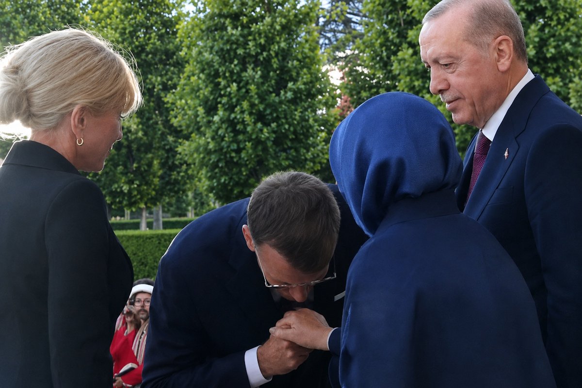 Εμανουέλ Μακρόν: Viral το… αποτυχημένο του χειροφίλημα στην Εμινέ Ερντογάν