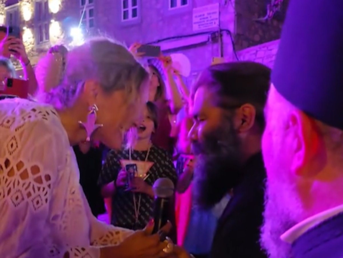 Νατάσσα Μποφίλιου: Το απρόσμενο ντουέτο σε live της με ιερέα που έγινε viral