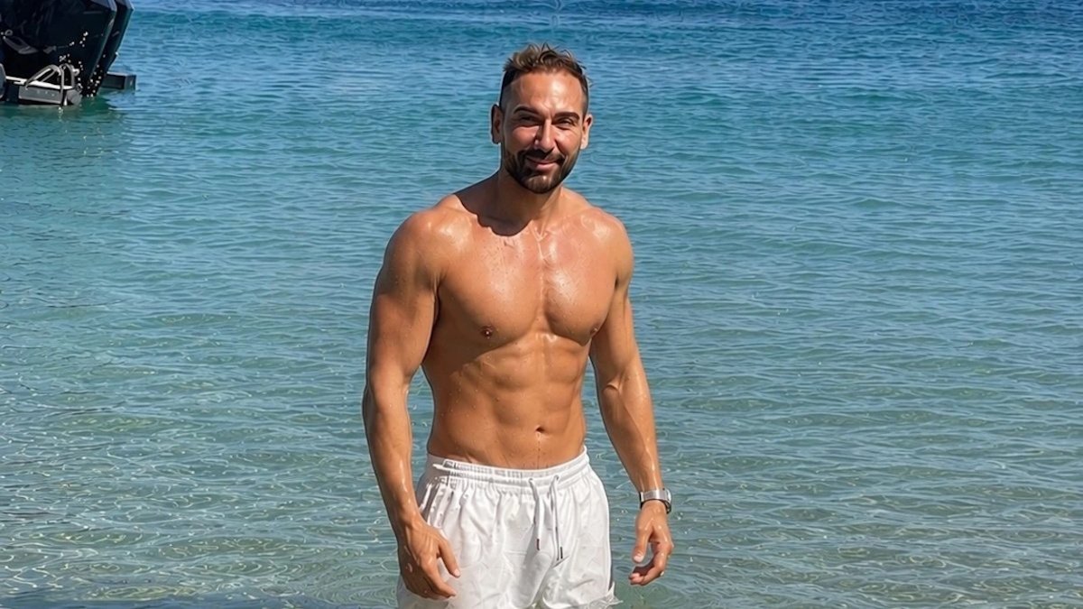 Νίκος Κοκλώνης: Πόζαρε με φόντο το απέραντο γαλάζιο της Μυκόνου – Το μήνυμα για την αληθινή ευτυχία