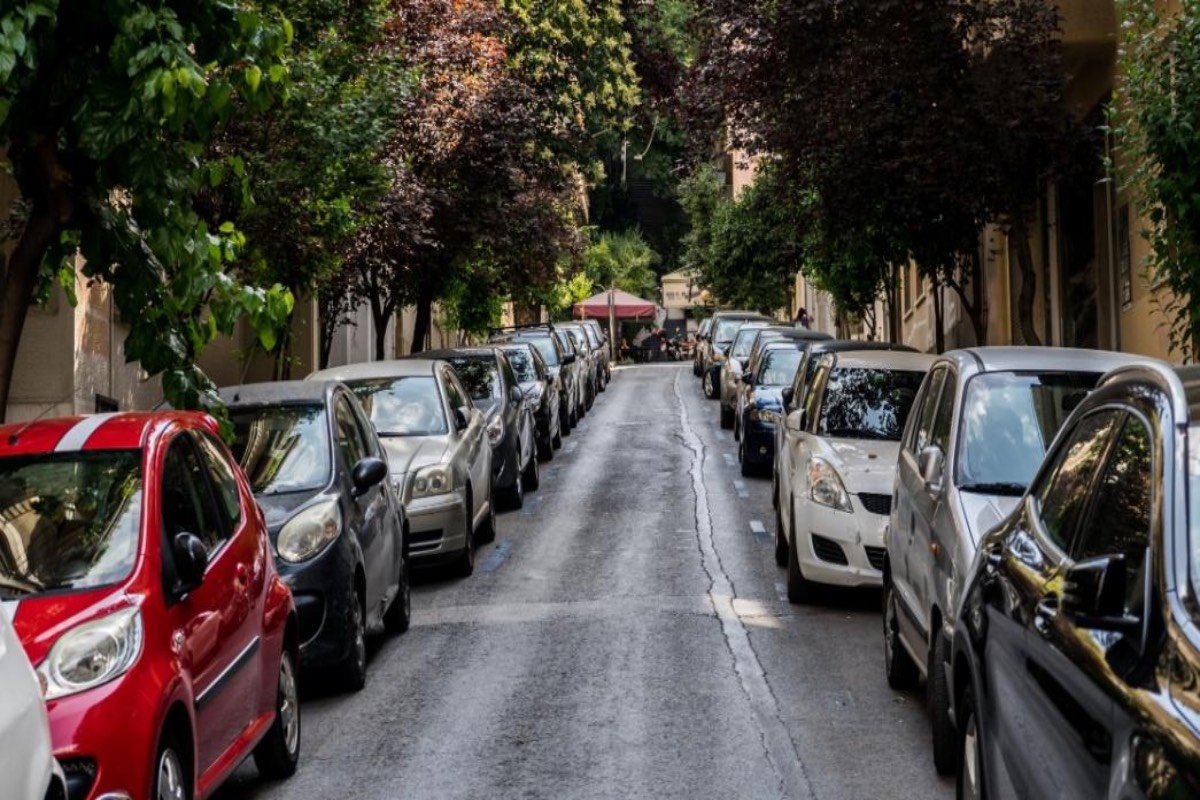 Τέλος στο ατελείωτο ψάξιμο για πάρκινγκ; Η νέα δωρεάν εφαρμογή που δείχνει σε πραγματικό χρόνο τις ελεύθερες θέσεις στην Αθήνα