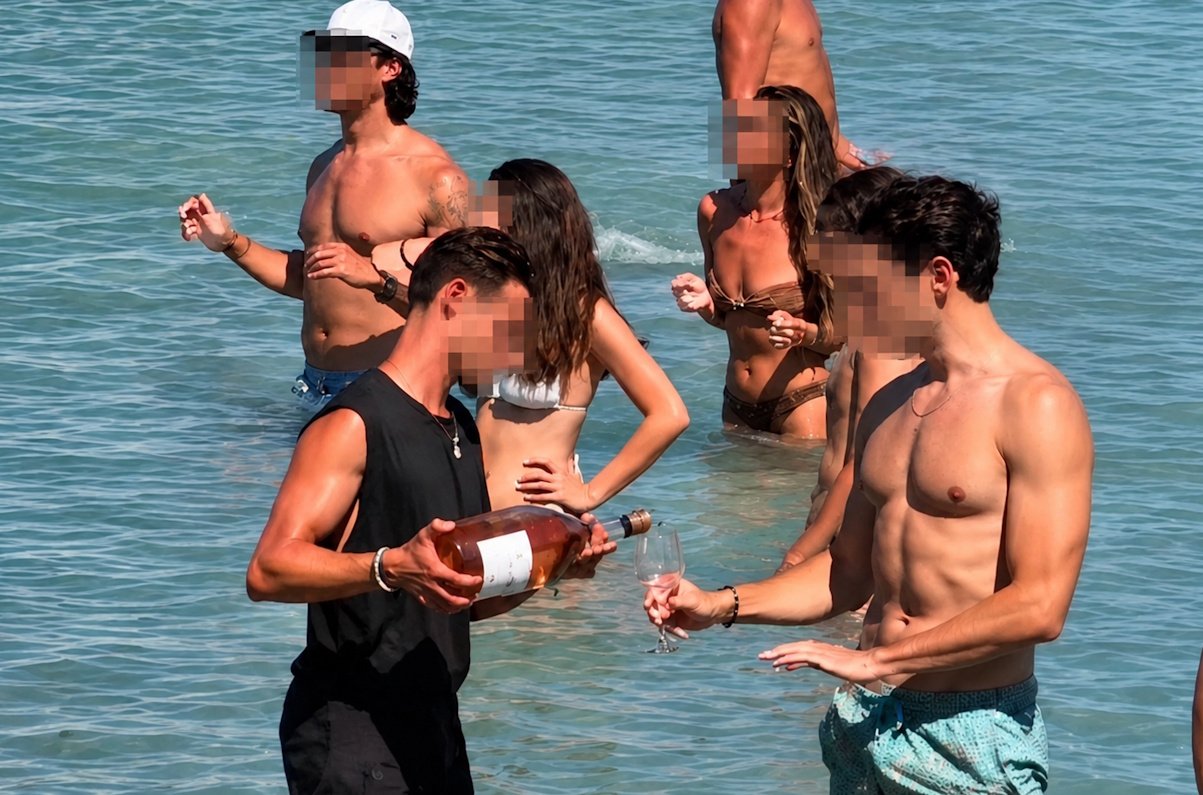 Σάλος για τον σερβιτόρο που… «βούτηξε» στη θάλασσα για να σερβίρει κρασί σε πελάτη