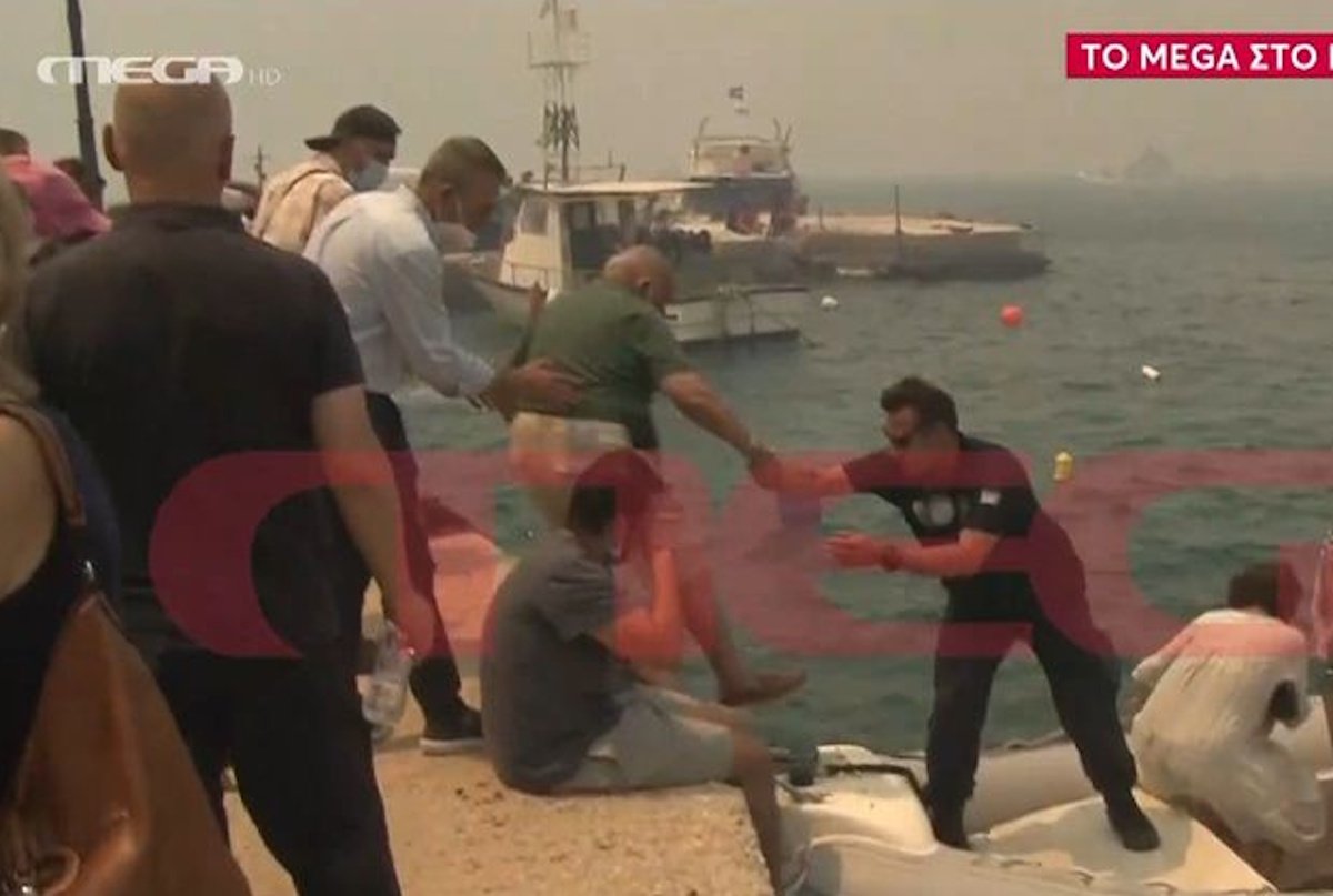 Μεγάλη φωτιά στη Βοιωτία: Εκκενώνονται οικισμοί