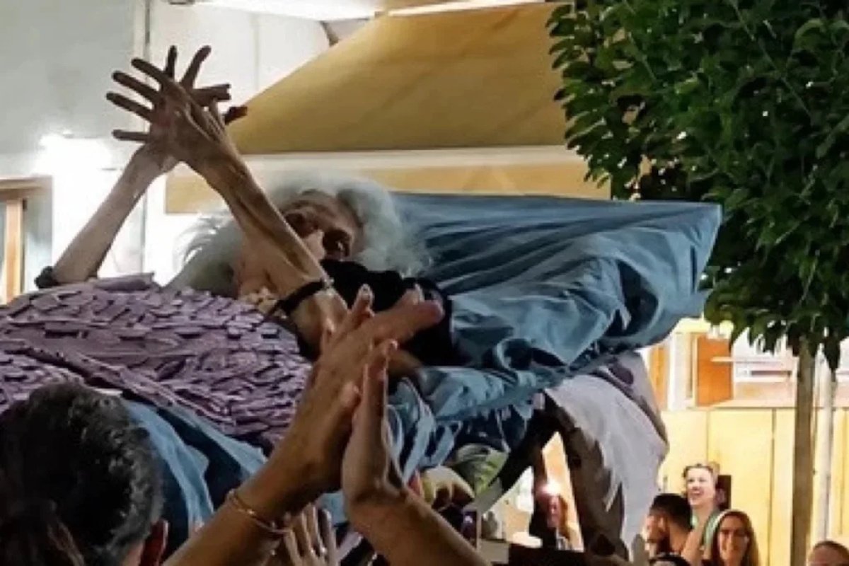 Από μούσα του Νταλί στην καρδιά της Κρήτης: Ποια είναι η 90χρονη που σήκωσαν στα χέρια και έγινε viral