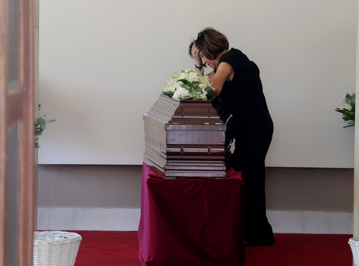 Νίκος Καλογερόπουλος: Βαθιά θλίψη στην κηδεία του σπουδαίου ηθοποιού – Συγγενείς και φίλοι τον αποχαιρετούν