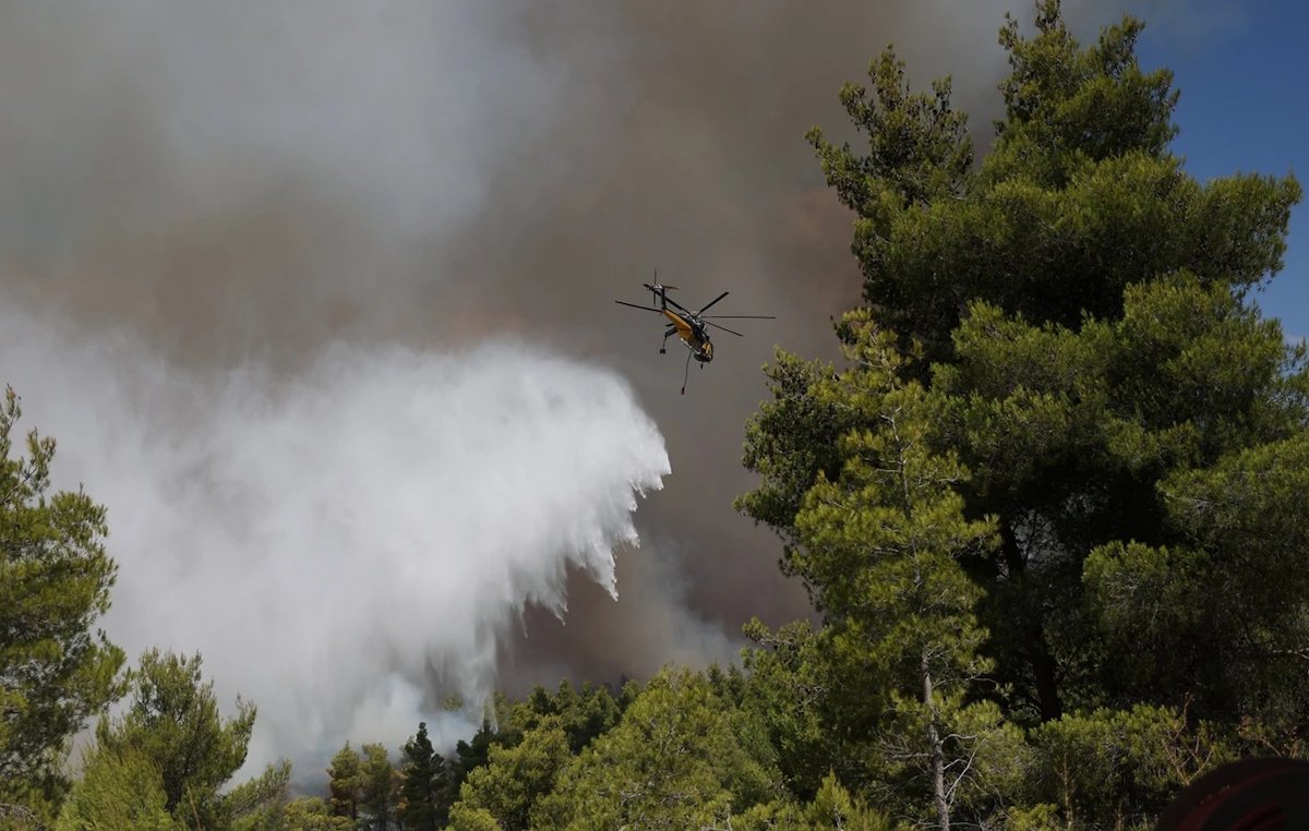 Πύρινη κόλαση στη Δυτική Αττική: Καίγονται τα πρώτα σπίτια στο Κρύο Πηγάδι