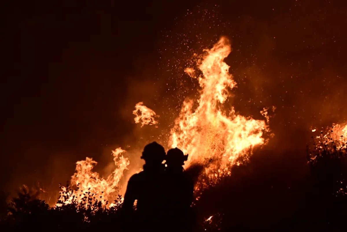 Δραματικές ώρες στη Δυτική Αττική: Εκκενώνεται η Ψάθα – Οι φλόγες έφτασαν δίπλα στα σπίτια