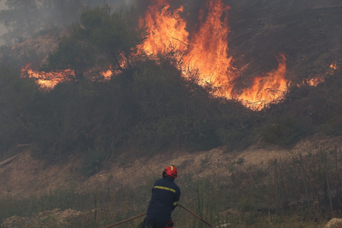 Σαλαμίνα: Τραγωδία στη μεγάλη φωτιά – Δύο ηλικιωμένοι βρέθηκαν νεκροί έξω από καμένο σπίτι