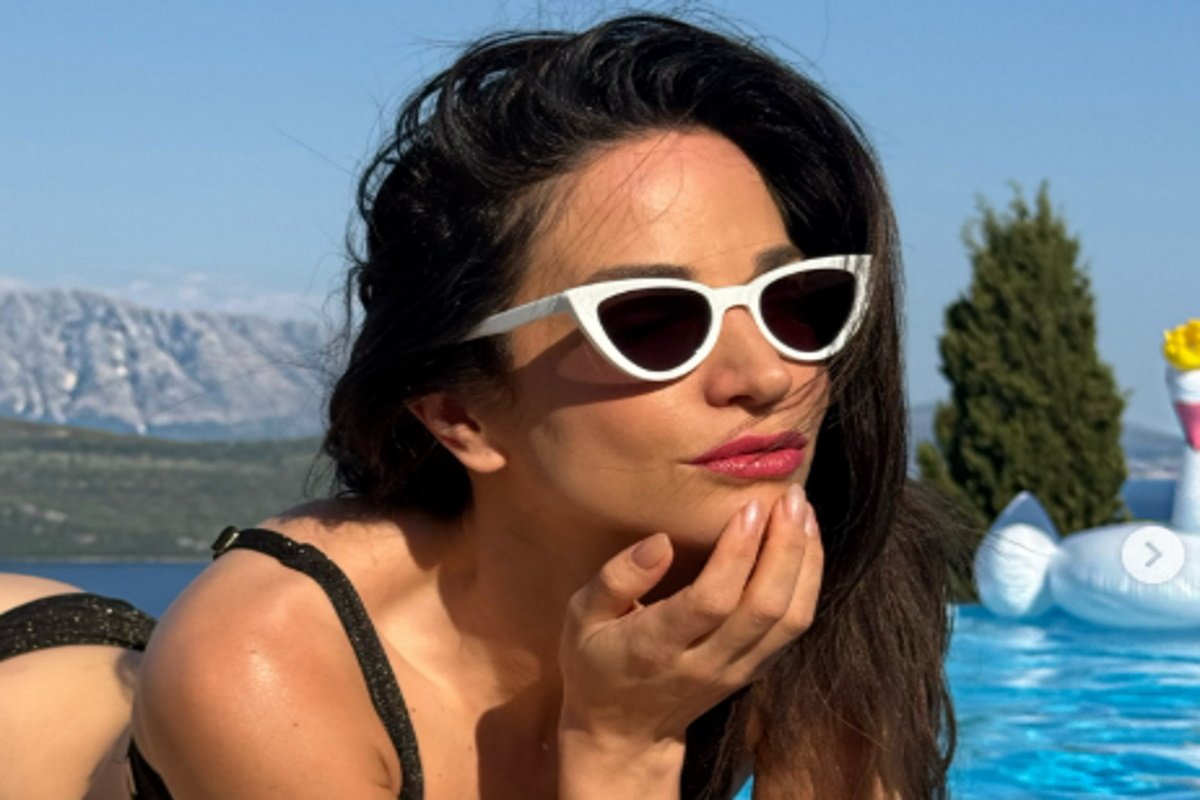 Κατερίνα Γερονικολού: Ποζάρει με μαύρο μπικίνι μπροστά από την πισίνα!