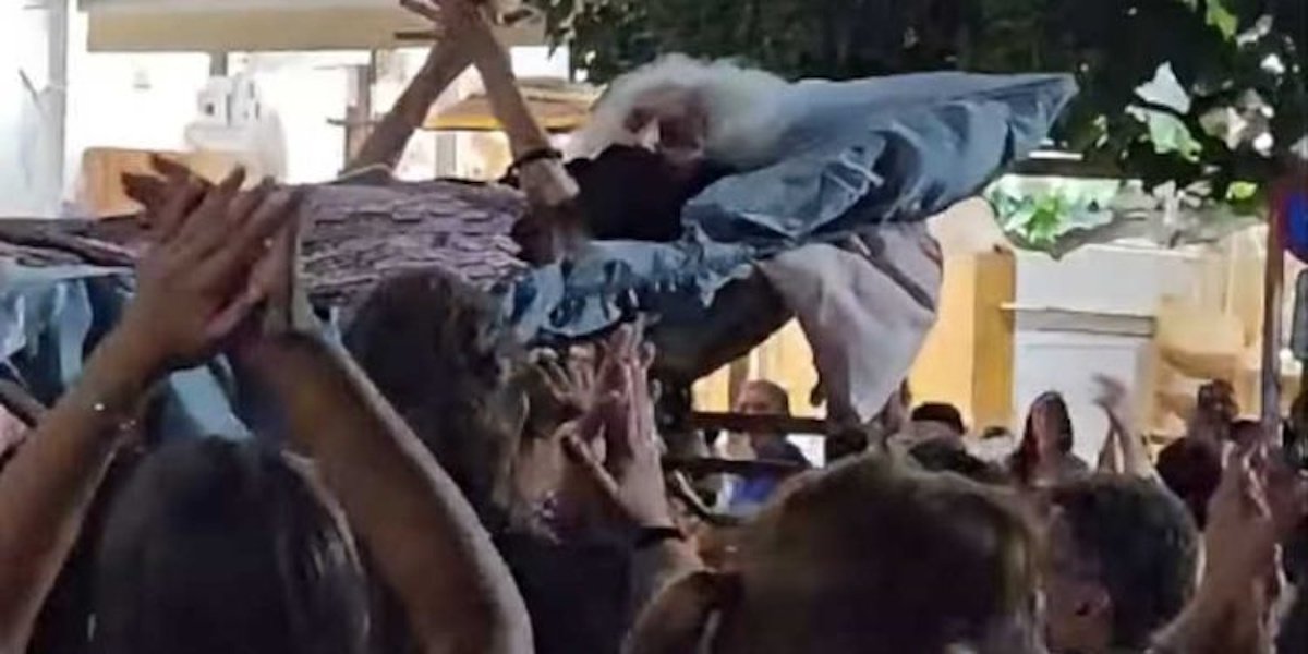 Viral γιαγιά! Τα εγγόνια της την πήραν μαζί τους σε τοπικό πανηγύρι επάνω σε ξαπλώστρα