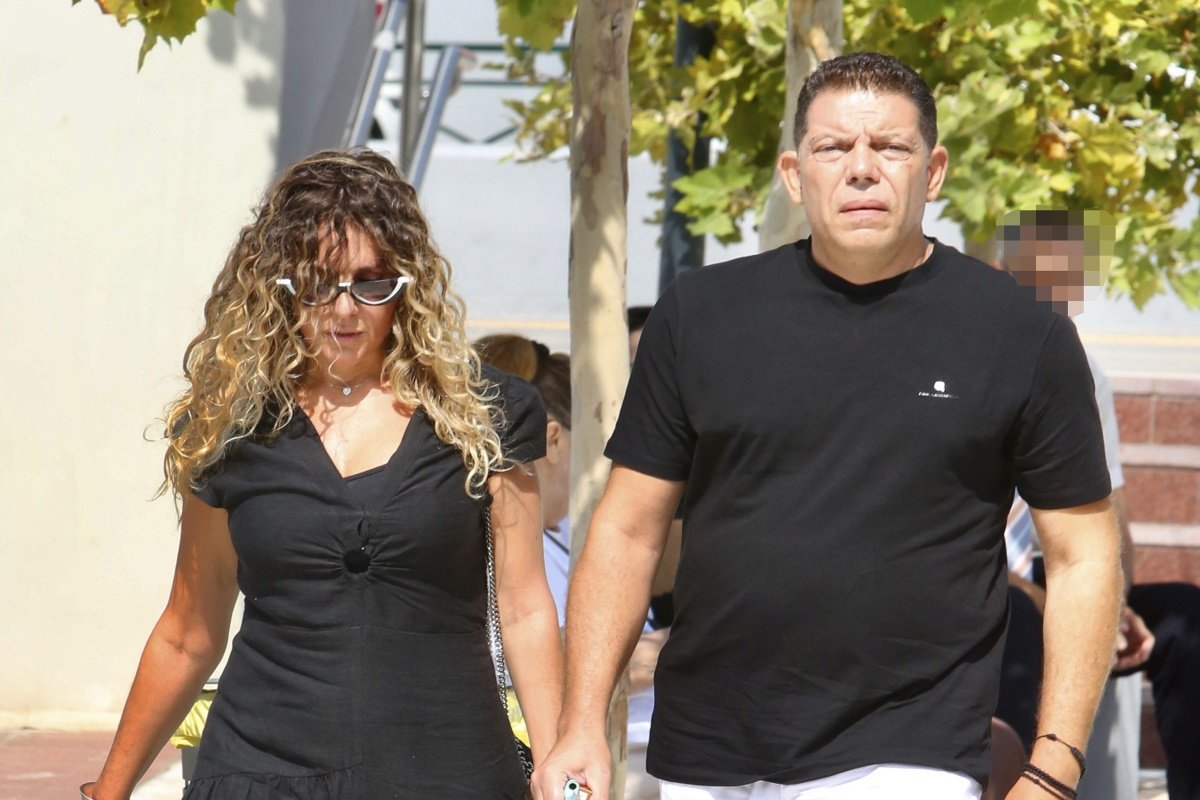 Συντετριμμένος ο Γρηγόρης Μπιθικώτσης στην κηδεία του Δημήτρη Κόκοτα: «Δεν το έχω χωνέψει ακόμα»