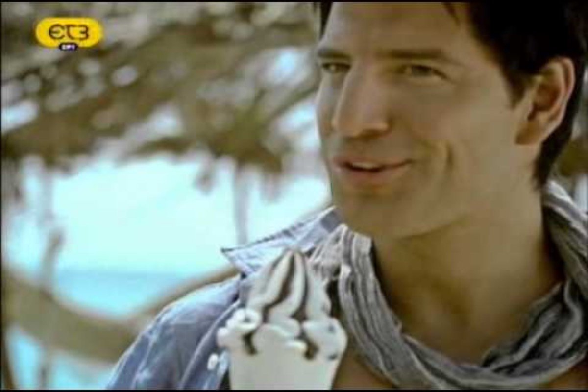 Throwback: Όταν ο Σάκης Ρουβάς τραγουδούσε «Θα τρελαθώ» με ένα παγωτό για μικρόφωνο