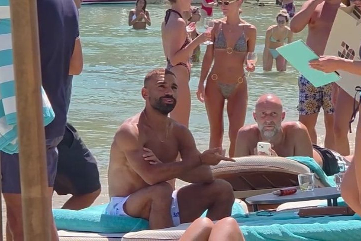 Mohamed Salah: Για έκτο συνεχόμενο καλοκαίρι στη Μύκονο – Χαλαρώνει δίπλα στο κύμα