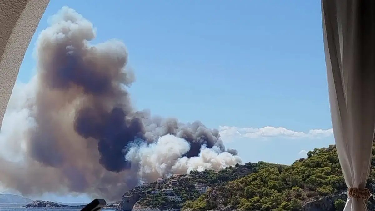 Φωτιά στη Σαλαμίνα: Μεγάλη κινητοποίηση της πυροσβεστικής