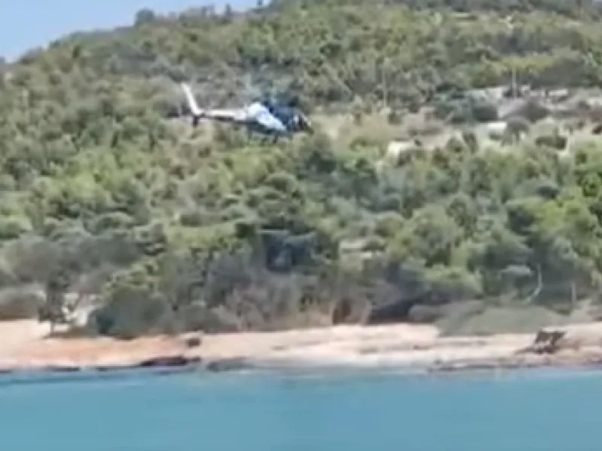Σπέτσες: Απίστευτο περιστατικό! Ελικόπτερο προσγειώθηκε σε παραλία μπροστά στους λουόμενους