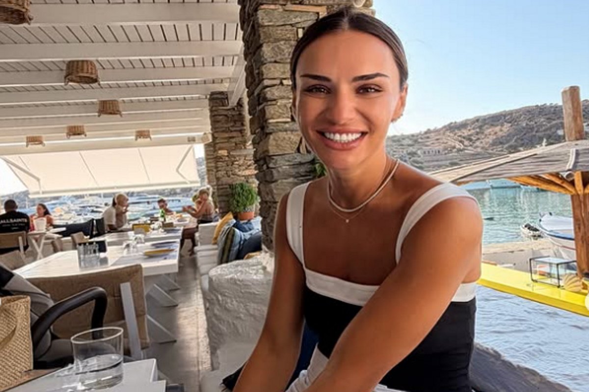 Ελένη Τσολάκη: Η σπάνια φωτογραφία με τον σύζυγό της – Η τρυφερή στιγμή κάτω από την πανσέληνο
